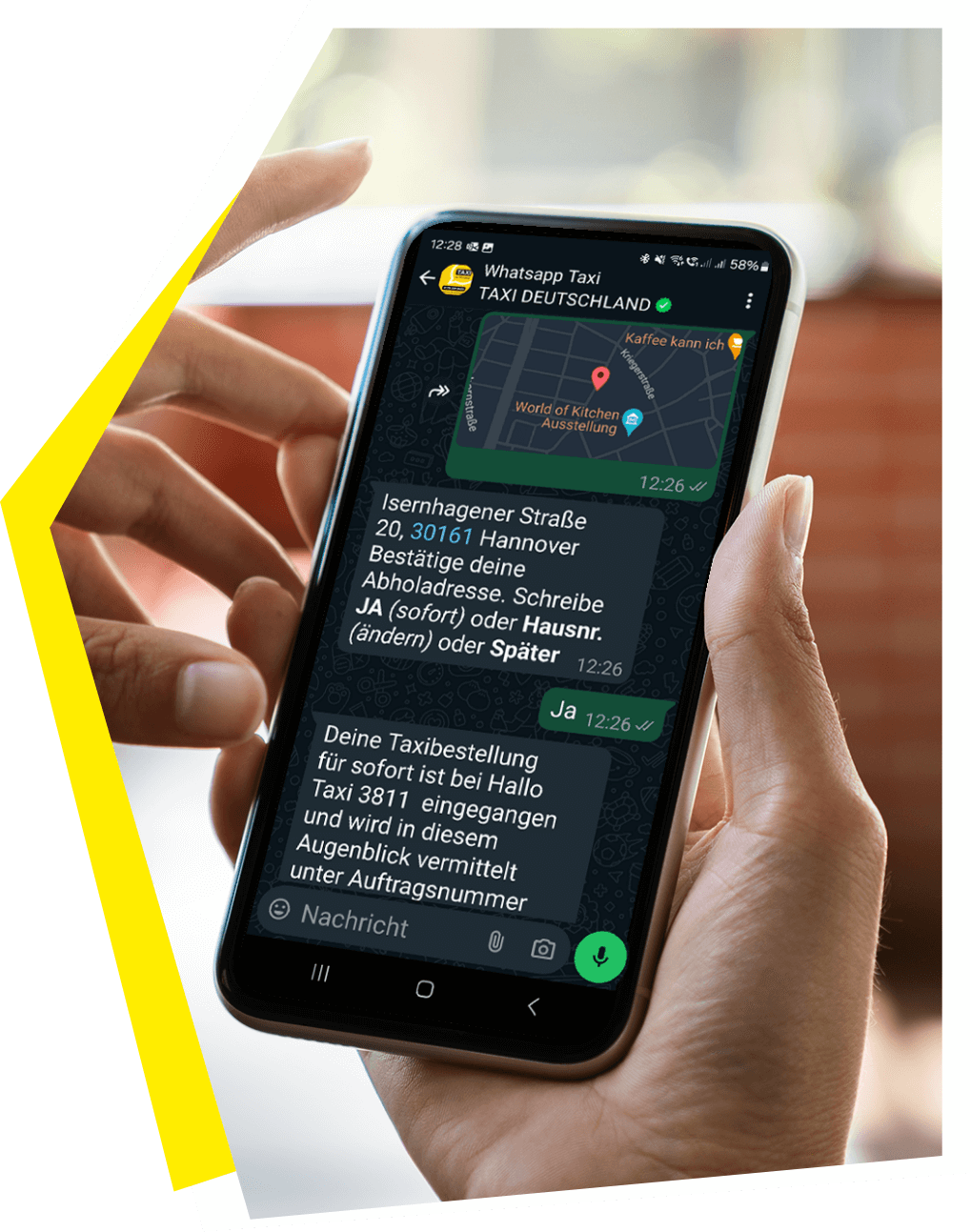 Eine Hand hält ein Smartphone mit der Darstellung einer Taxibestellung über Whatsapp.